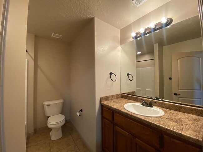 Building Photo - DARLING TOWNHOME AVAILABLE FOR RENT!