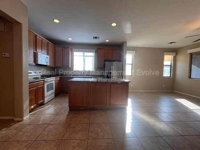 Building Photo - 14707 W Poinsettia Dr