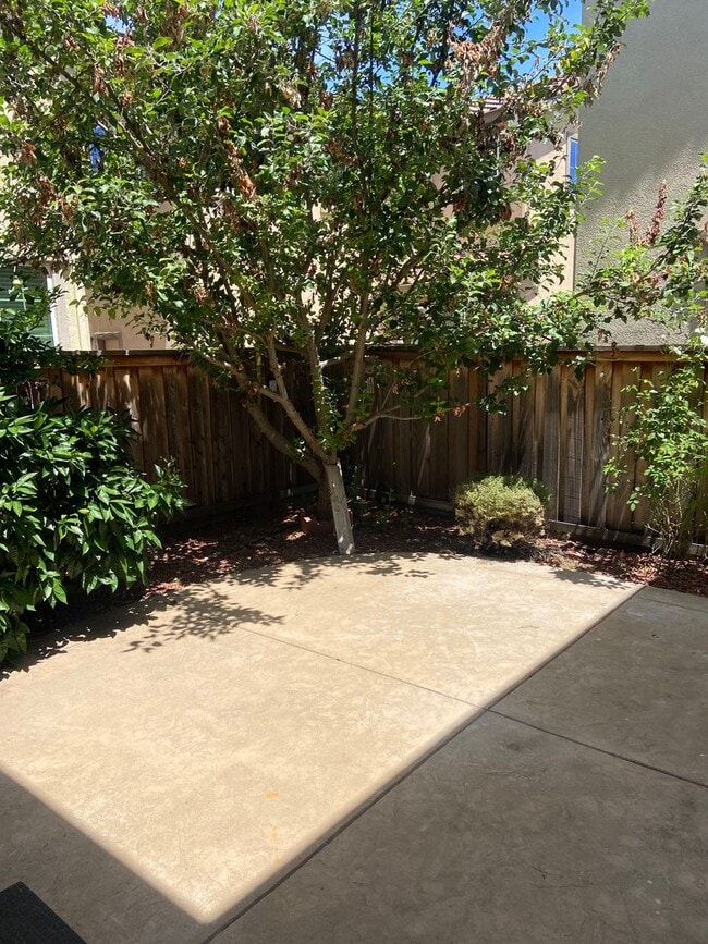 Building Photo - Folsom 4 bdrm, 3 bath near Folsom HS