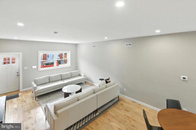 Building Photo - 1937 Dickinson St