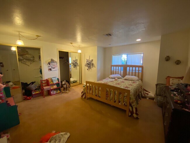 Building Photo - Cozy 2 Bedroom Lower Apartment - Utilities Included