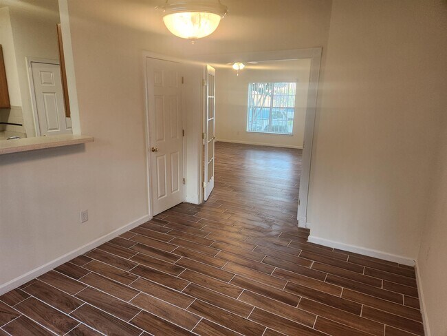 Building Photo - 2547 Walden Lake Dr