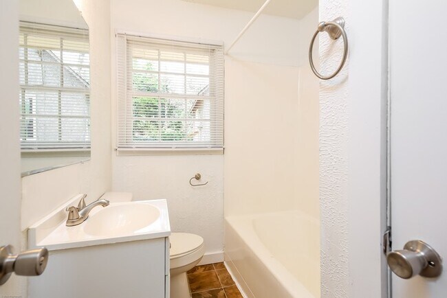 Building Photo - 123 Bondale Dr