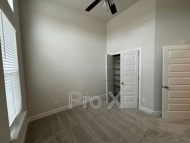 Building Photo - 1908 Charles St