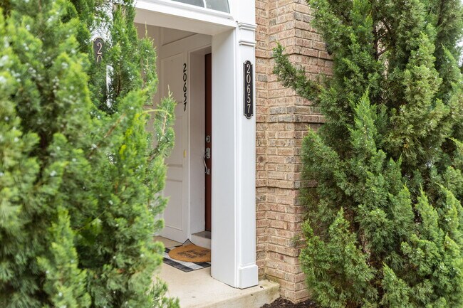 Building Photo - 20657 Sibbald Sq