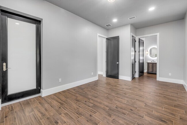 Building Photo - 1707 N Peninsula Ave