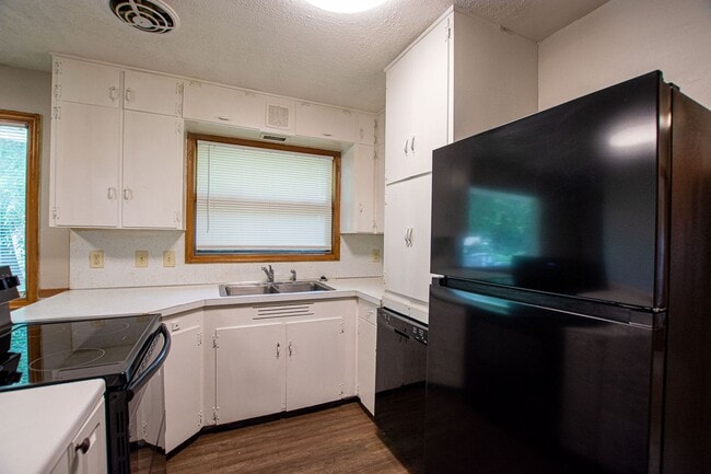 Building Photo - Extremely Spacious 2 Bedroom / 1 Bath Home