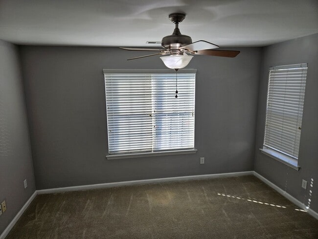 Building Photo - Charming 2br/2.5ba in Delta Lake, end unit townhome! Available now!