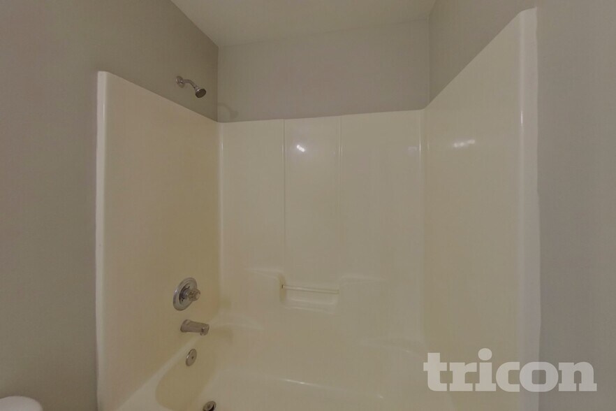 Building Photo - 527 W Saddletree Dr