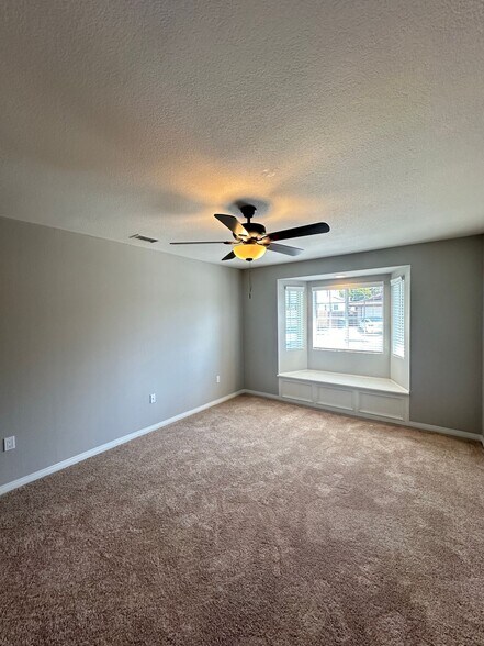 Building Photo - 9856 La Rosa Dr
