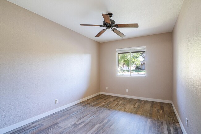 Building Photo - 448 Tava Ln