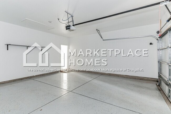 Building Photo - 15995 Glenncrest Ln