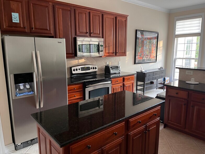 Building Photo - 1012 Bellenden Dr