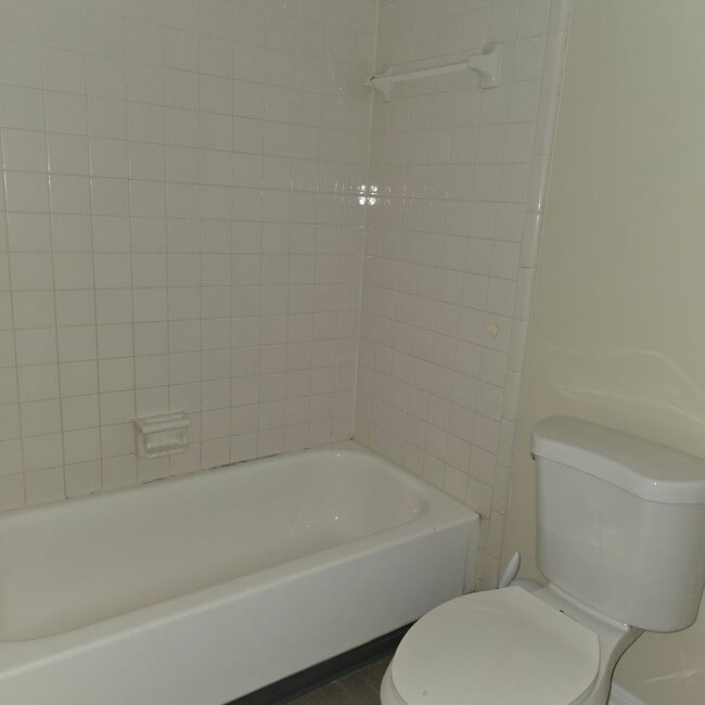 Building Photo - 922 N Lake Destiny Rd