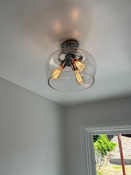 Dining fixture - 781 Saxony Rd