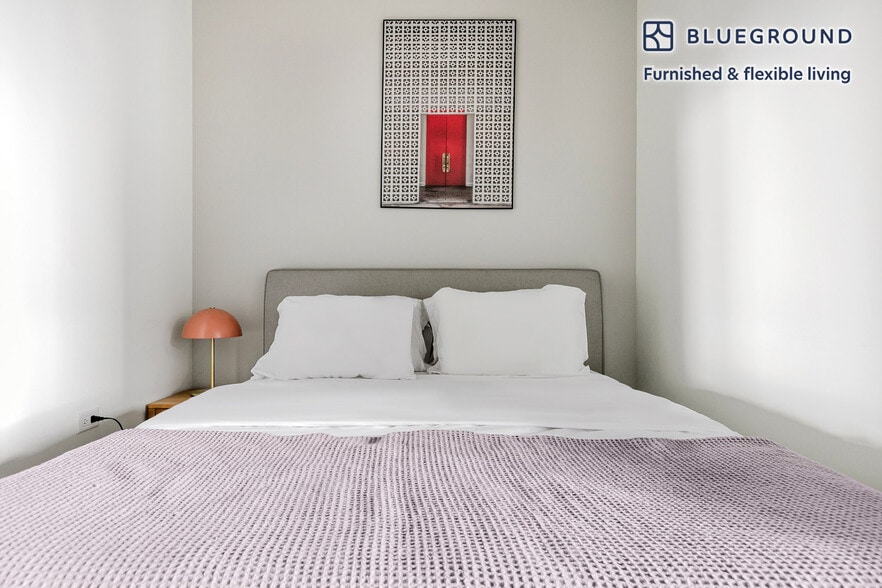 Building Photo - 165 N Desplaines St