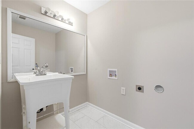 Building Photo - 220 Clipper Bay Dr