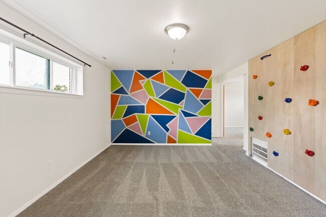 Building Photo - 4 bedroom with large backyard