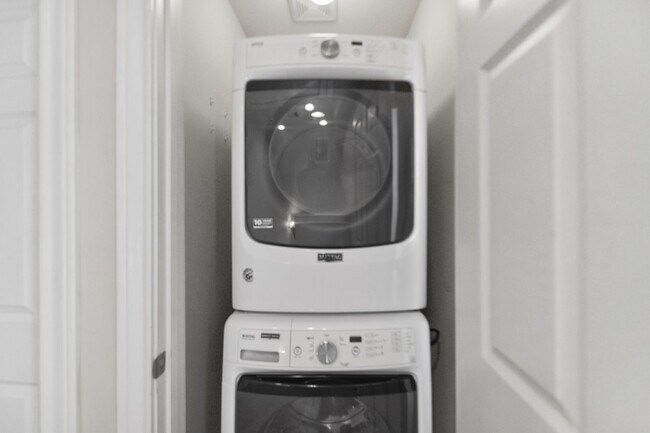 Building Photo - $500 OFF 1st Month's RENT! Gated Serenity ...