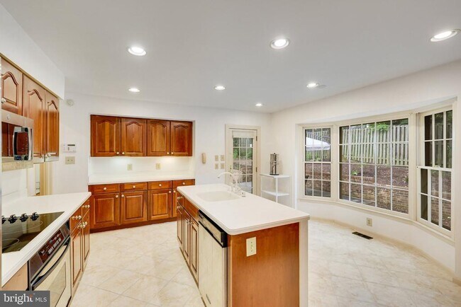 Building Photo - 1427 Laurel Hill Rd