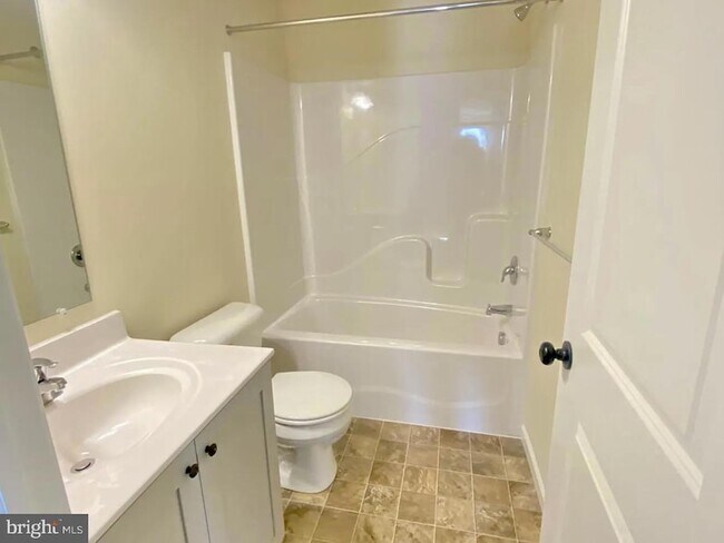 Building Photo - 20 Skip Ln