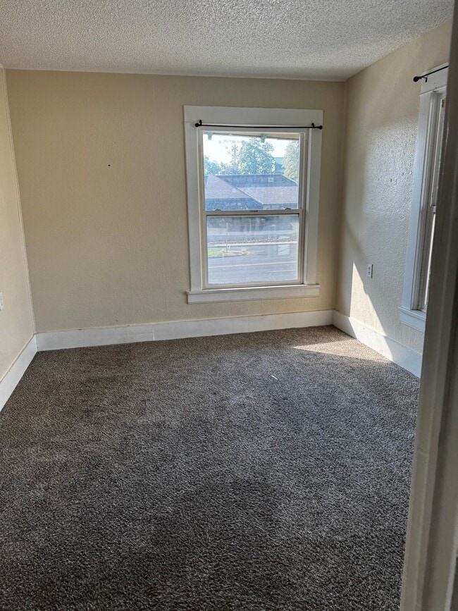 Building Photo - 1203 W Yakima Ave