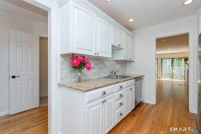Building Photo - 33 Strathmore Ln
