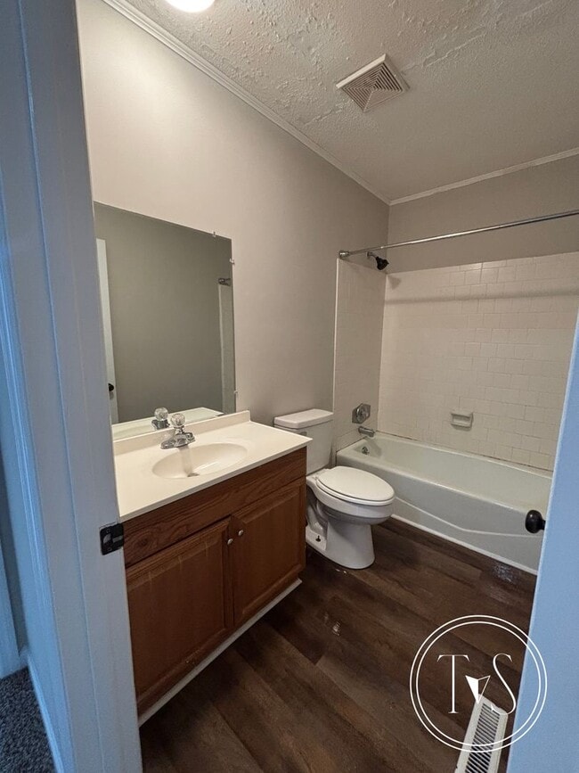 Building Photo - RATE DROP ALERT (was $1400/month) and SUMMER MOVE-IN SPECIAL: 50% OFF 1st MONTH'S RENT!**