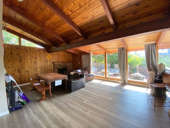 Building Photo - 7BD/4BA, Great Backyard!