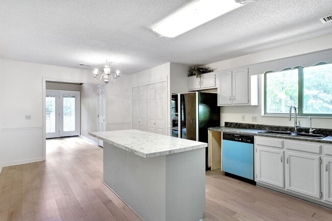 Building Photo - 816 Beazer Ln