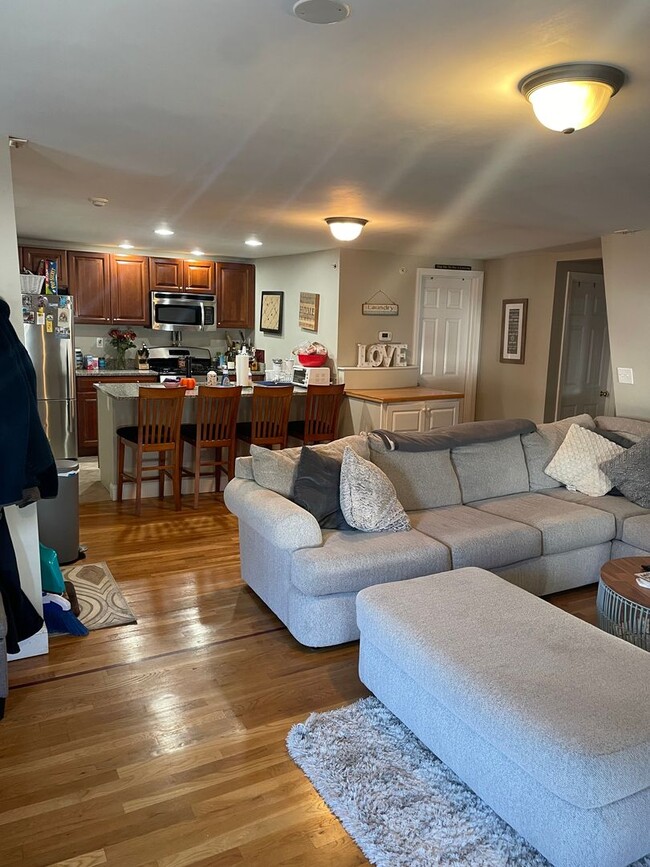 Building Photo - Upscale Condo Open Concept 2 Bed located i...