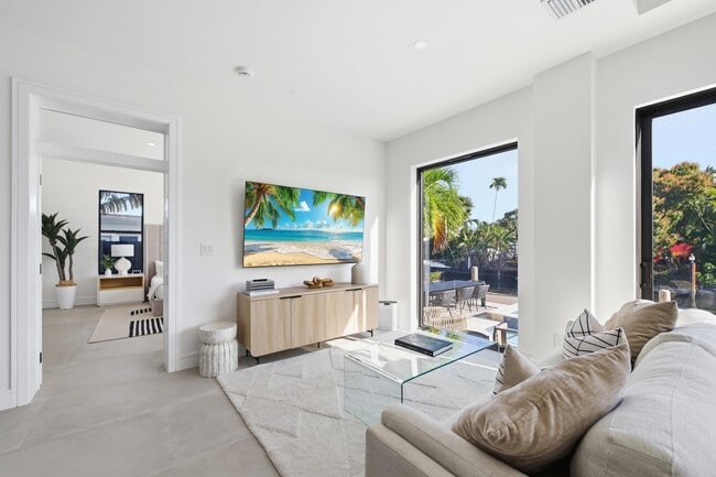 Building Photo - 1308 Avocado Isle