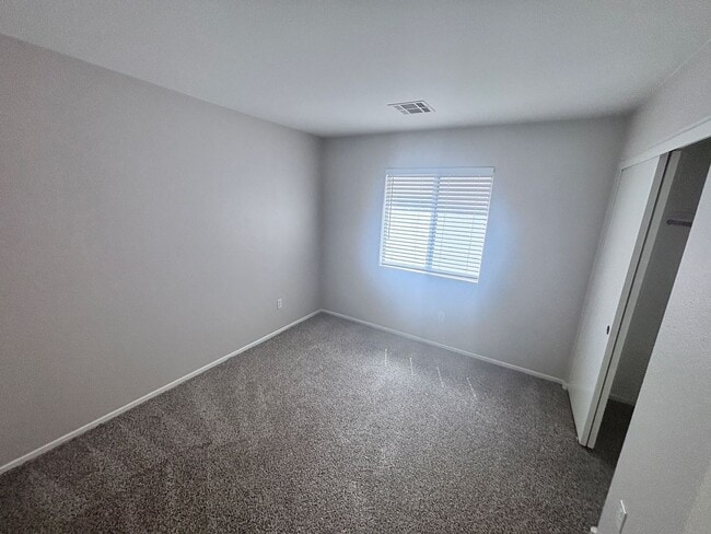Building Photo - GREAT SINGLE STORY WITH 3 BEDS & 2 BATHS IN GATED COMMUNITY!