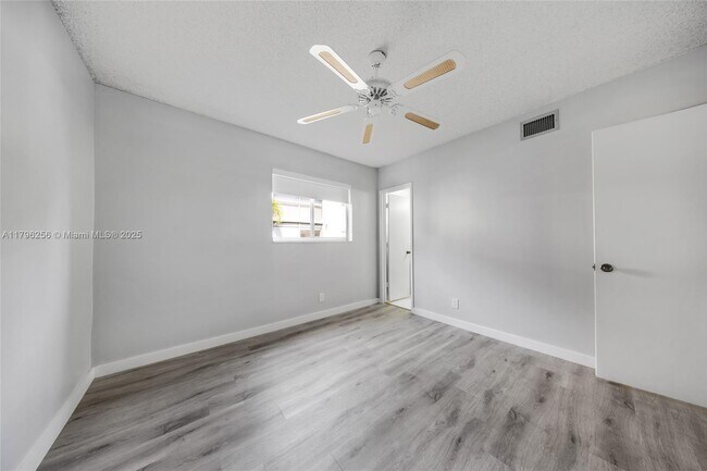 Building Photo - 257 S Cypress Rd