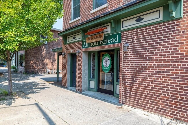 Building Photo - 308 Main St