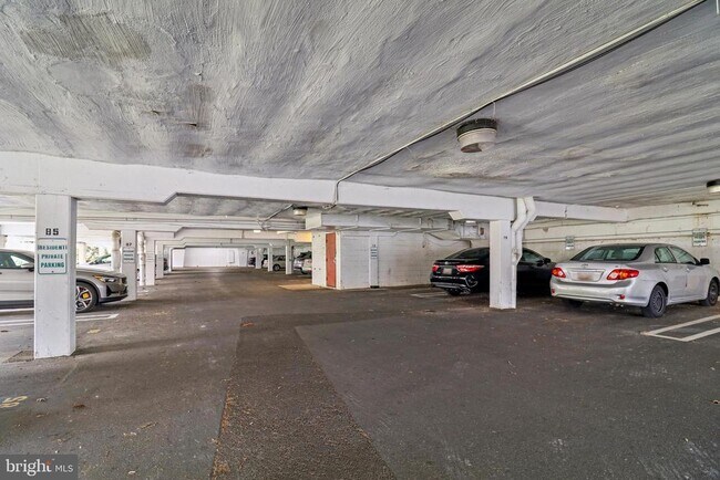 Building Photo - 10300 Westlake Dr