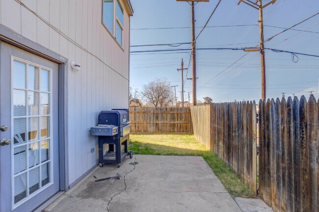 Building Photo - Two Story, 3 Bed / 2 Bath Duplex with Mode...