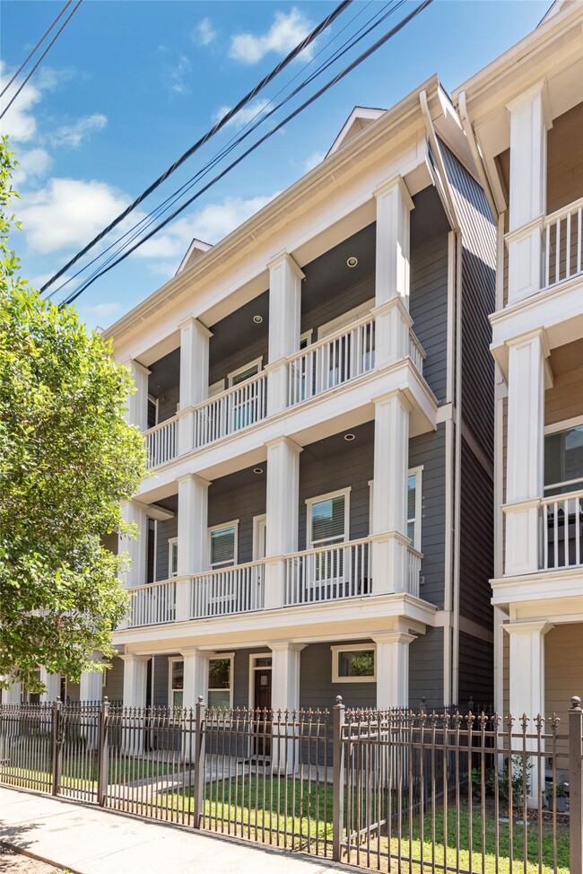 Building Photo - 212 W 6th St