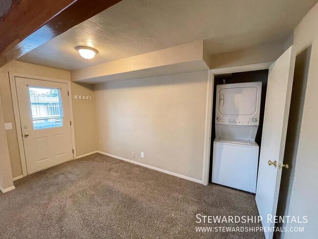 Building Photo - 2 Bd in Prime Campus Location!