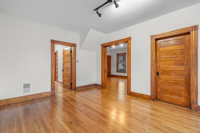 Building Photo - 32 Oak Ave