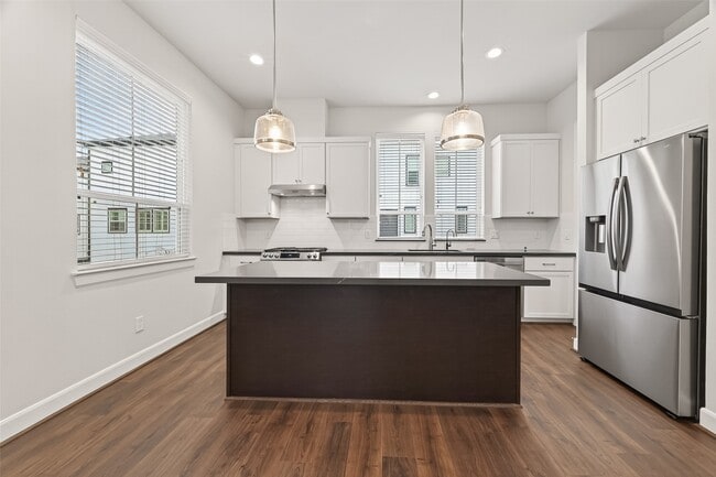 Building Photo - 2712 Grand Fountains Dr