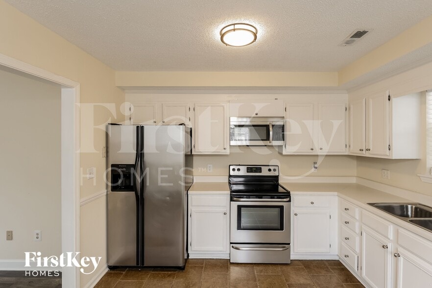 Building Photo - 102 Carriage Dr