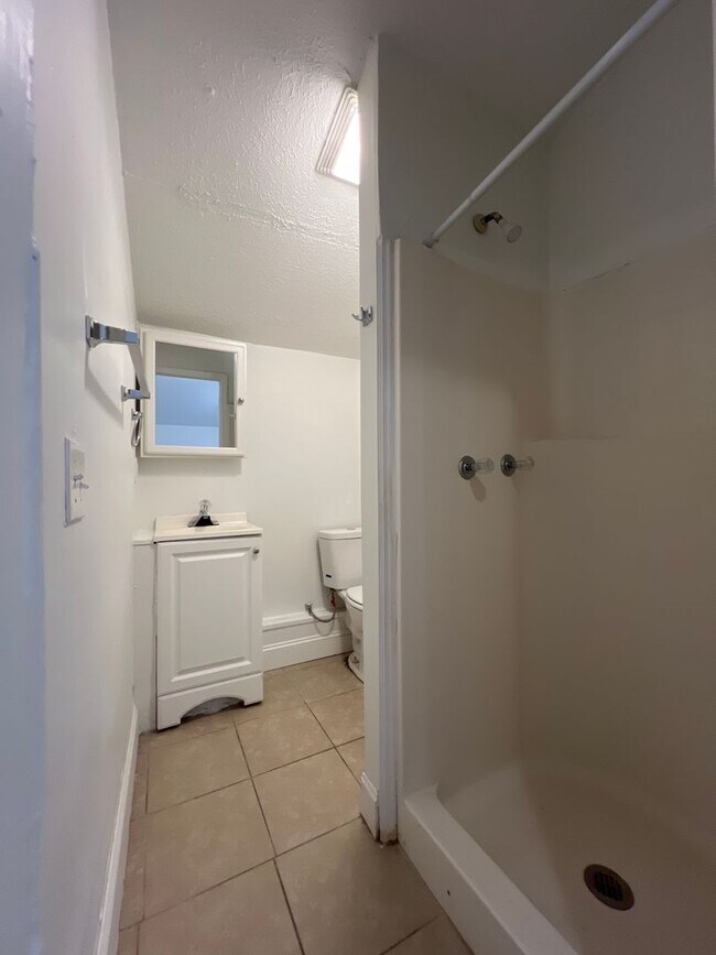 Building Photo - ONE BEDROOM, ONE BATH CUTE HOUSE IN PORTLAND!