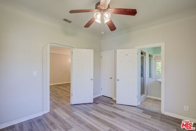 Building Photo - 253 S Elm Dr