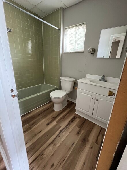 Bathroom - 20 Fern St