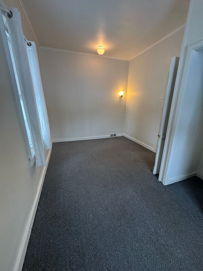 Building Photo - 822 Oneida St