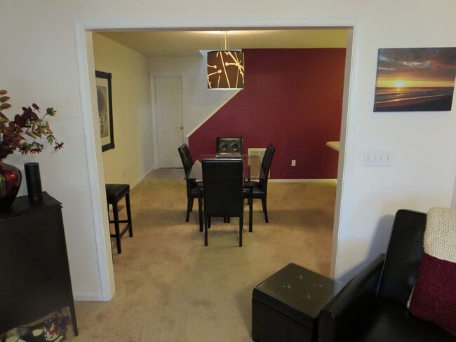 Building Photo - Spacious 2-Level Townhouse