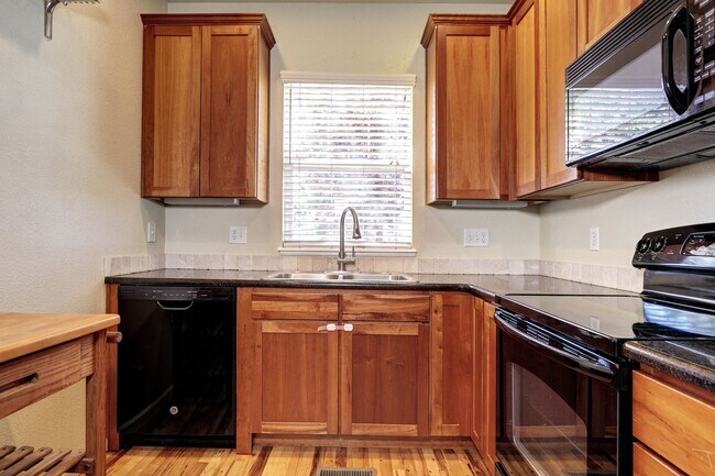 Building Photo - The Meadows townhome 3 bed 2 bath, in Morgan's Run Community!