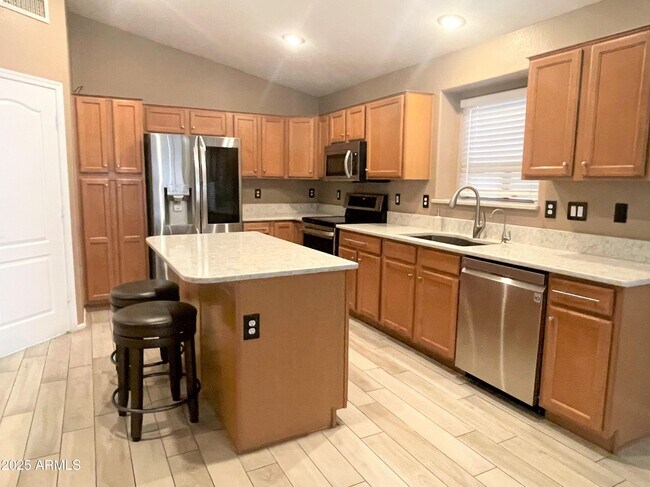 Building Photo - 416 E Chicory Pl