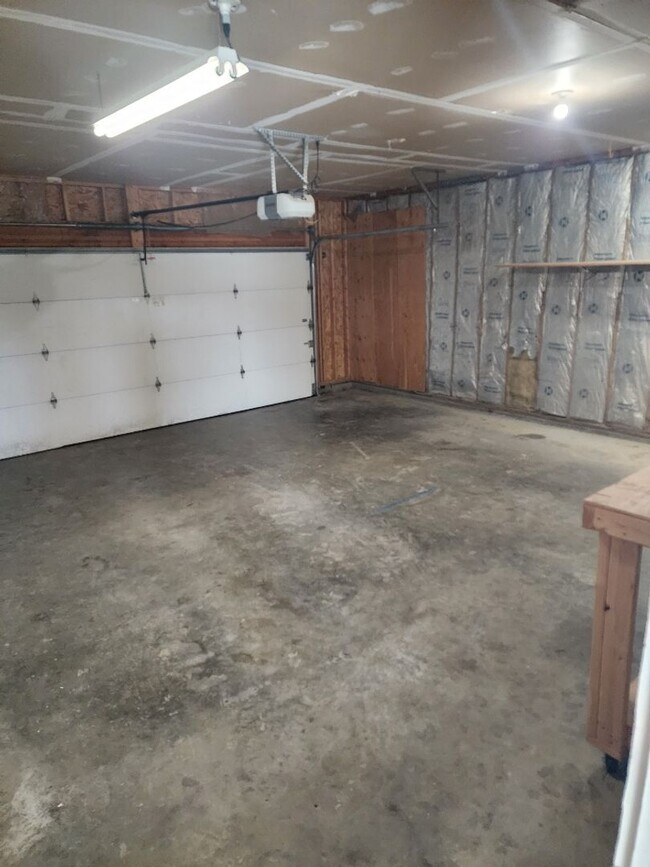 Building Photo - Newly remodeled 3 bedroom home!